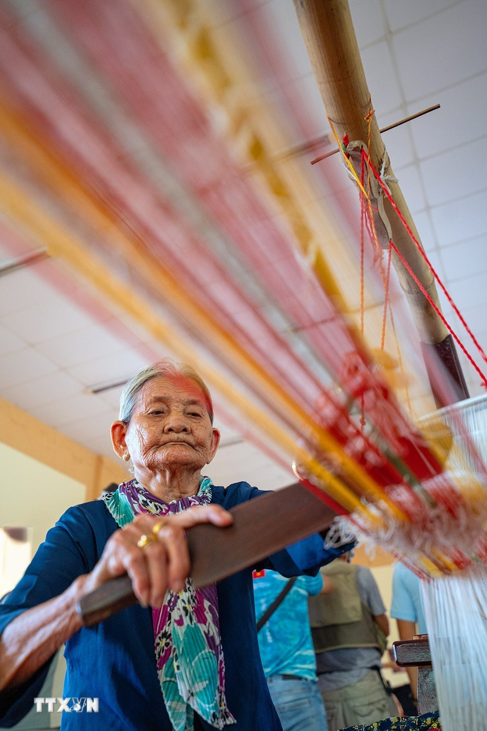 Để tạo ra những sản phẩm đẹp mắt, người thợ lành nghề cần có sự tập trung cao độ và bền bỉ. (Ảnh: Khánh Hòa/TTXVN)