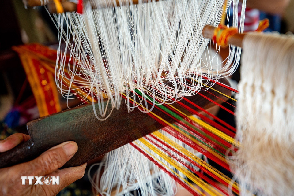 Hoa văn trên những tấm vải dệt thổ cẩm của người Chăm thường khá đa dạng và nhiều màu sắc. (Ảnh: Khánh Hòa/TTXVN)