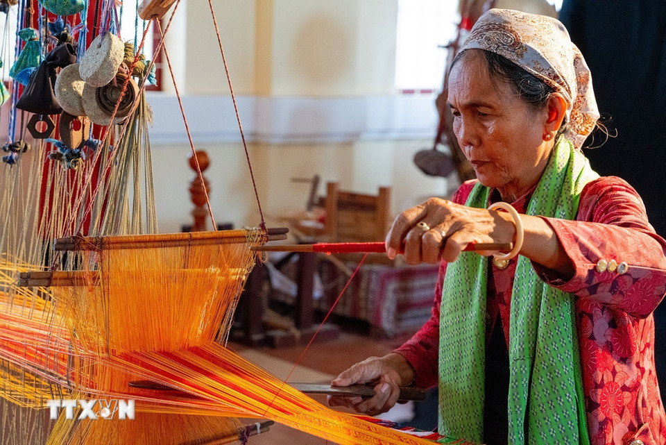 Để tạo ra những sản phẩm đẹp mắt, người thợ lành nghề cần có sự tập trung cao độ và bền bỉ. (Ảnh: Khánh Hòa/TTXVN)