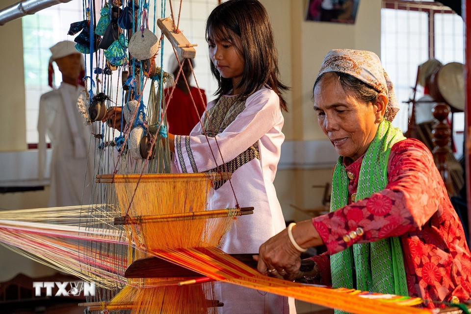 Nghề dệt ở làng Mỹ Nghiệp chủ yếu gắn liền với hình ảnh người phụ nữ. (Ảnh: Khánh Hòa/TTXVN)