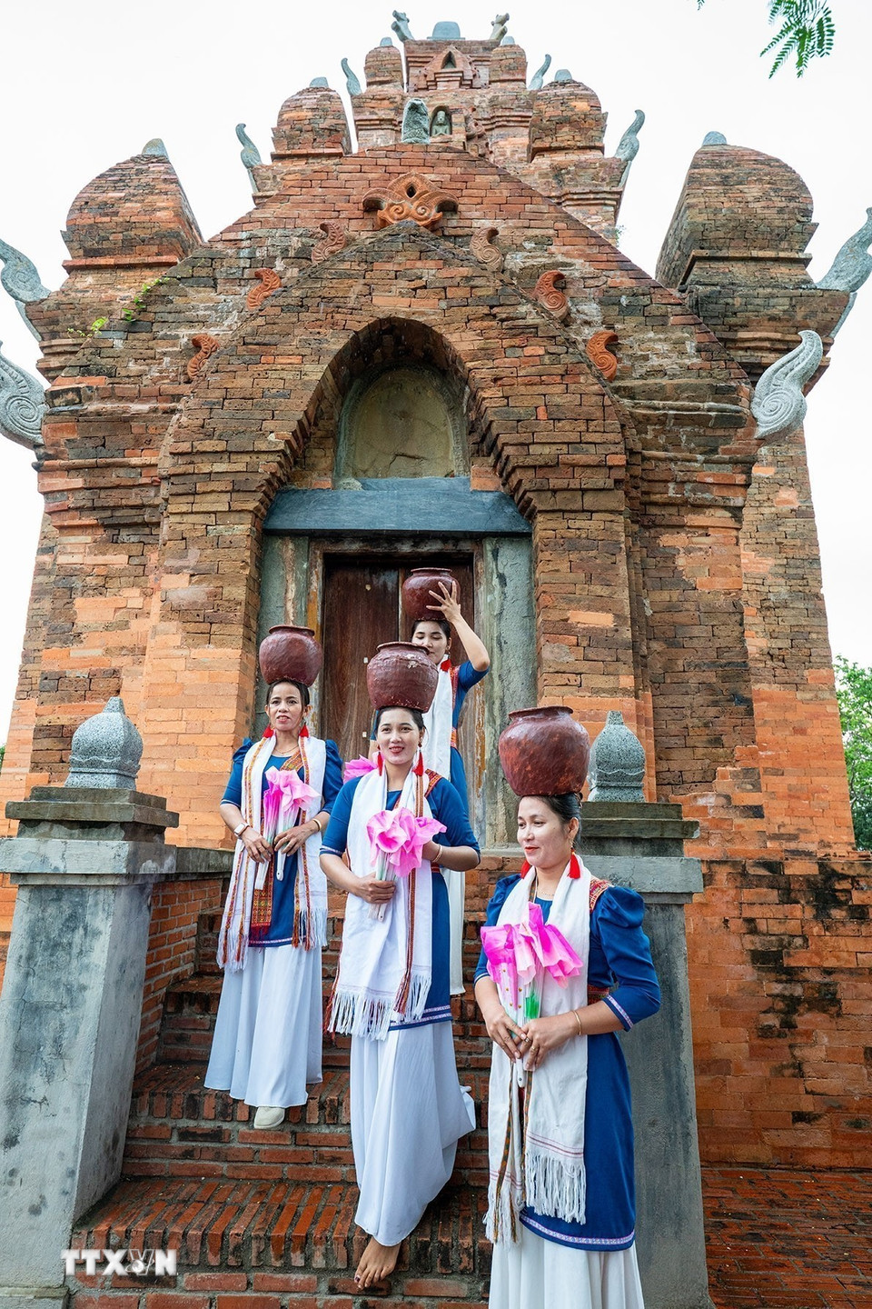 Sản phẩm của làng nghề Mỹ Nghiệp với những họa tiết thổ cẩm Chăm đặc trưng luôn mang tính ứng dụng cao trong sống. (Ảnh: Khánh Hòa/TTXVN)