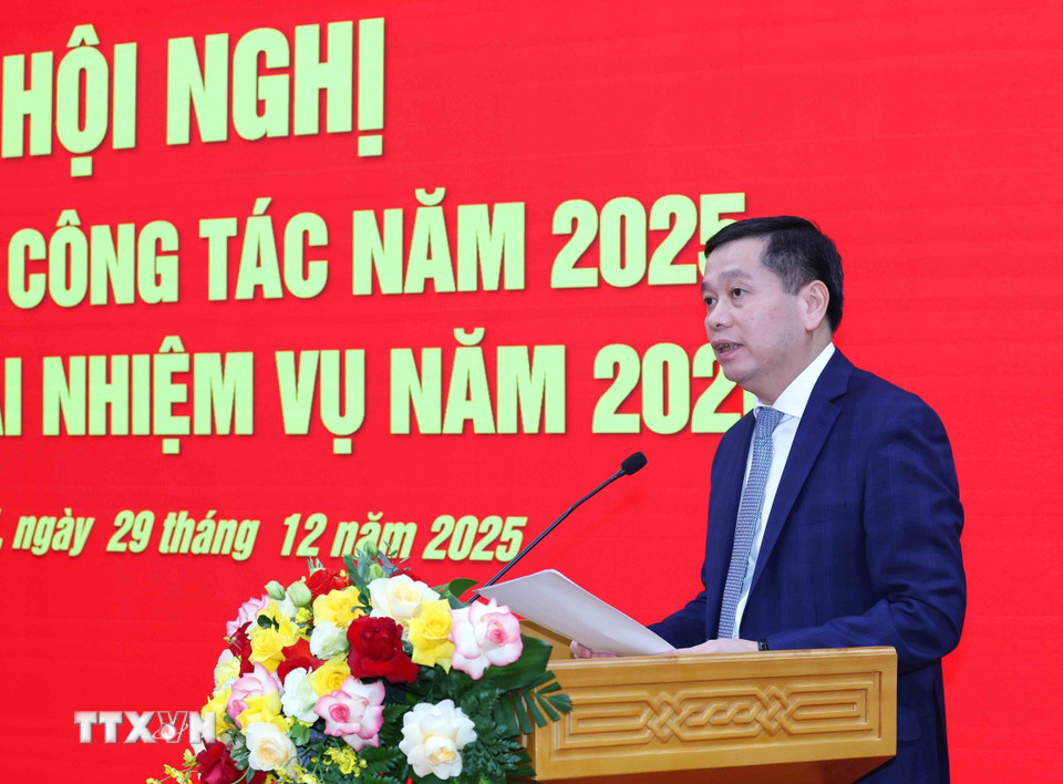 Ông Nguyễn Long Hải, Ủy viên Dự khuyết Trung ương Đảng, Phó Bí thư Thường trực Đảng ủy các cơ quan Đảng Trung ương, trình bày báo cáo tại hội nghị. (Ảnh: Phương Hoa/TTXVN)