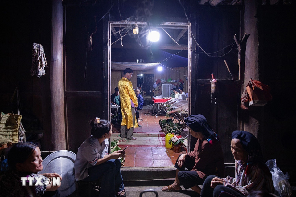 Sau khi lễ vật của nhà trai mang đến, thầy cúng sẽ làm lễ “cắt khẩu”, chính thức chuyển phần âm - tức “danh vị” của cô dâu - sang nhà chồng. (Ảnh: Trọng Đạt/TTXVN)