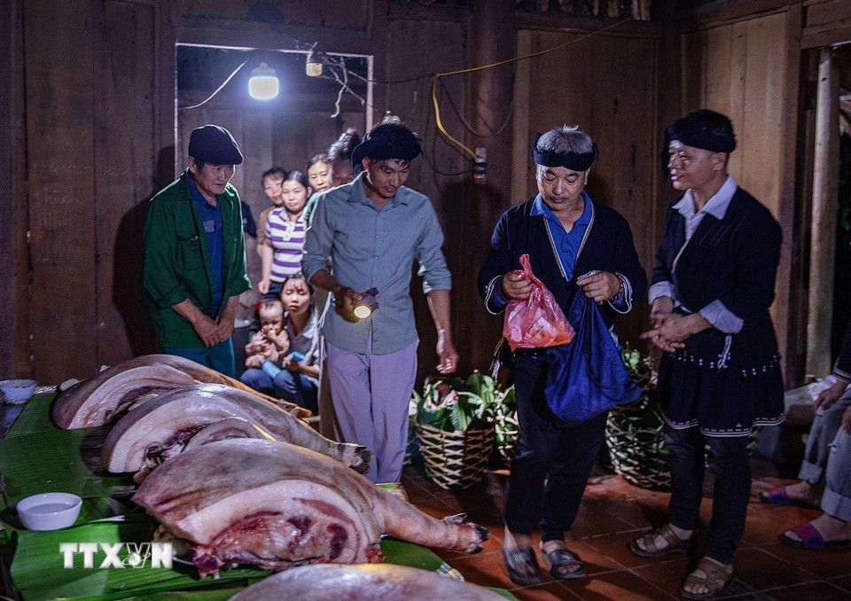 Nhà trai dâng lễ vật gồm thịt lợn, bánh, rượu, gà, muối… mang đến sẽ được người nhà gái kiểm tra đầy đủ. (Ảnh: Trọng Đạt/TTXVN)