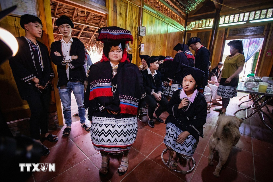 Người Dao Tiền quan niệm cô dâu càng được nhiều người mặc áo cho thì càng được yêu quý, phù hộ và che chở khỏi điều xấu trên đường về nhà chồng. (Ảnh: Trọng Đạt/TTXVN)