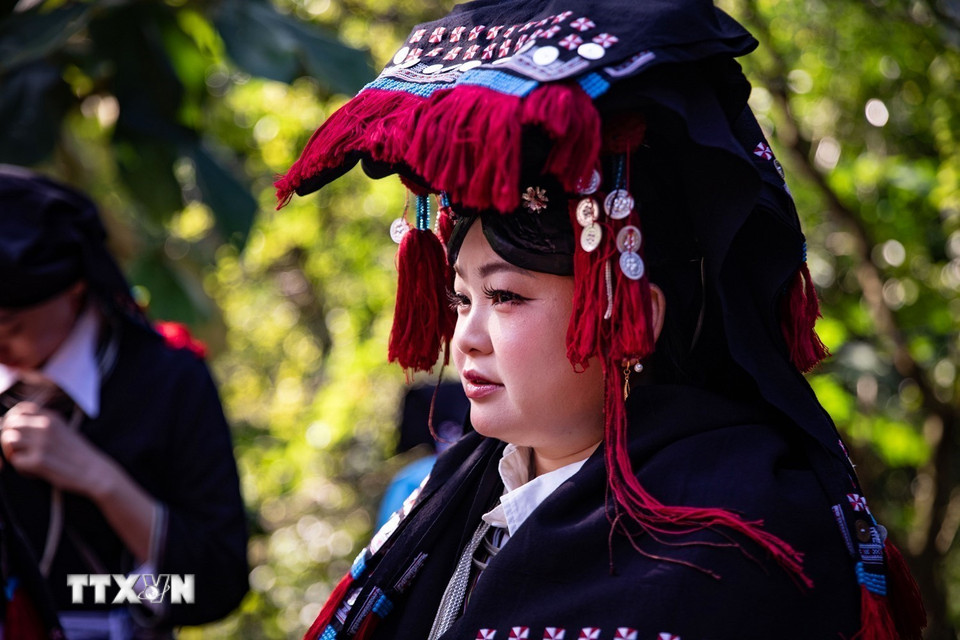 Cô dâu Dao Tiền mặc trang phục dân tộc trong ngày cưới. (Ảnh: Trọng Đạt/TTXVN)