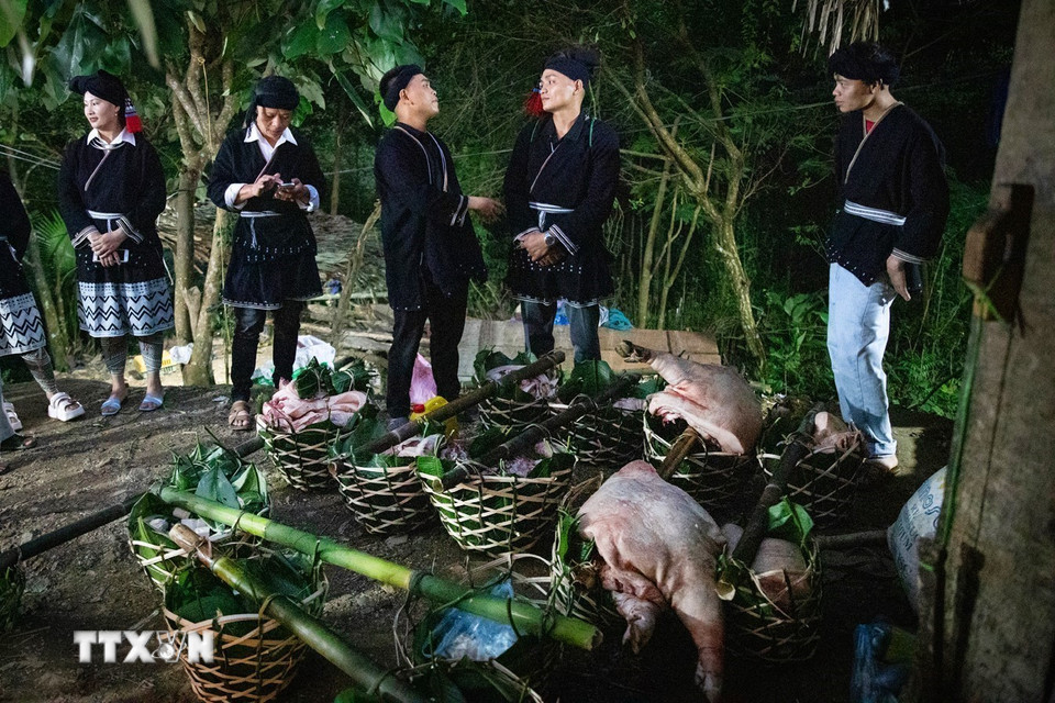 Nhà trai dâng lễ vật gồm thịt lợn, bánh, rượu, gà, muối vào buổi tối ngay sau buổi đưa dâu. (Ảnh: Trọng Đạt/TTXVN)