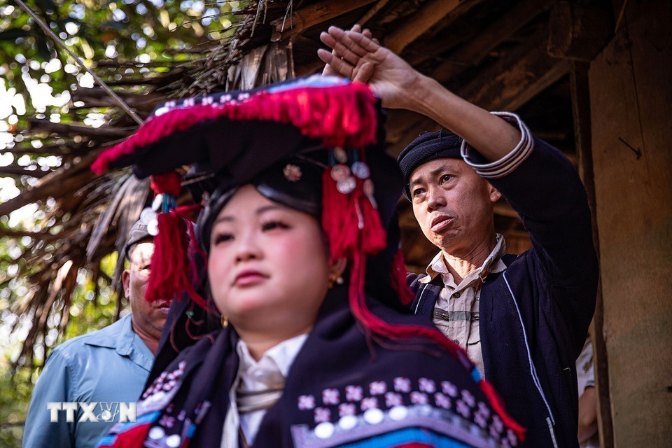 Ông mối làm phép, lạy 6 lạy để che chở cho cô dâu trên đường sang nhà chồng được khỏe mạnh. (Ảnh: Trọng Đạt/TTXVN)