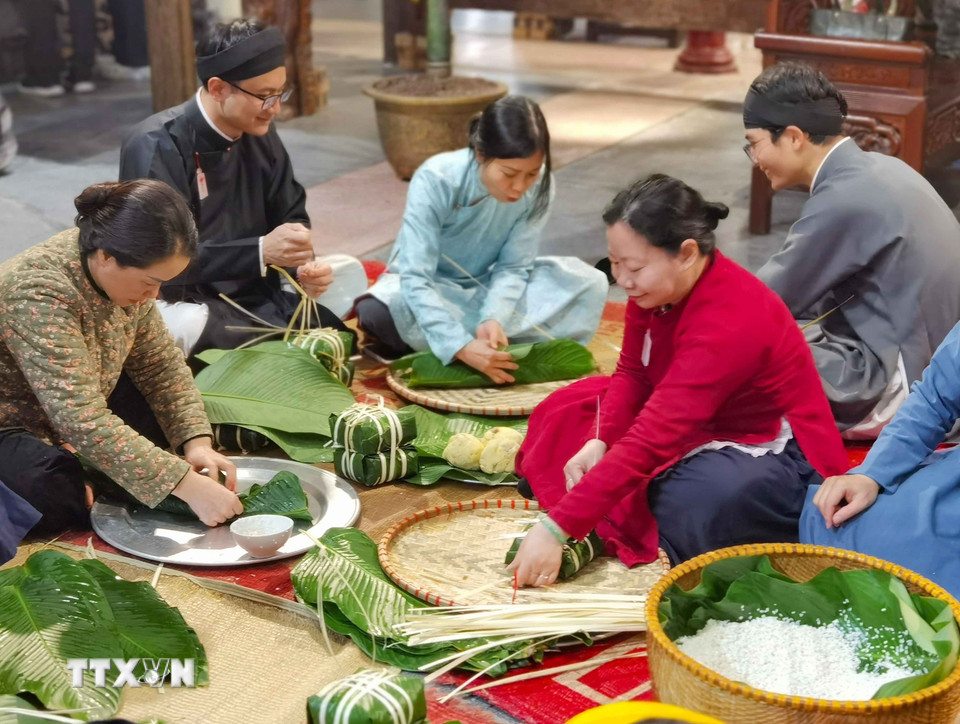 Mỗi dịp Tết đến Xuân về, như truyền thống xưa, những người Hà Nội trong gia đình cùng bên nhau gói bánh chưng. (Ảnh: Thanh Tùng/TTXVN)