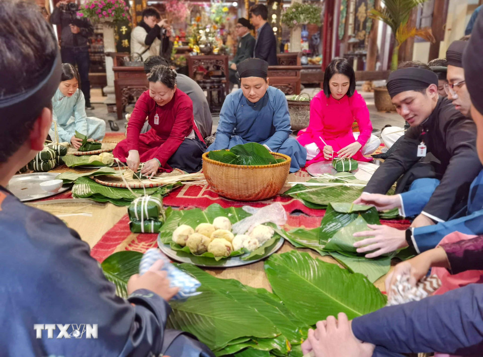 Cùng "Tết Việt - Tết phố" gói bánh chưng truyền thống đón Xuân như người Hà Nội xưa. (Ảnh: Thanh Tùng/TTXVN)