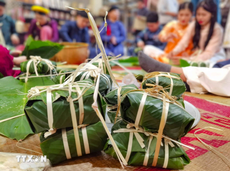Bánh chưng vuông, bánh tét dài mang đậm bản sắc ẩm thực ngày Tết của người Việt. (Ảnh: Thanh Tùng/TTXVN)