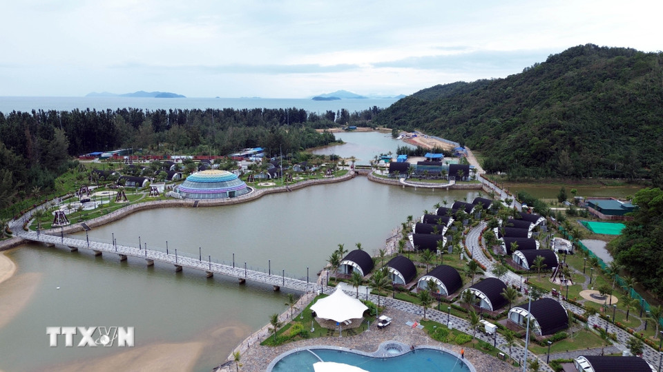 Khu du lịch Đầu Rồng trên đảo được đầu tư khang trang để thu hút du khách đến với đảo. (Ảnh: Đức Hiếu/TTXVN)