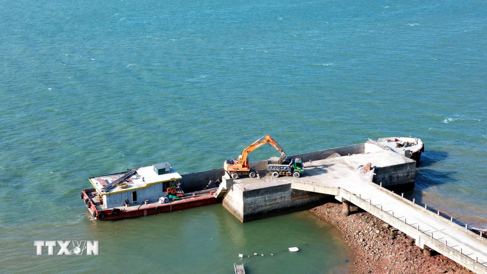 Hạ tầng cảng được đảm bảo để tàu thuyền bốc xếp hàng hóa. (Ảnh: Đức Hiếu/TTXVN)