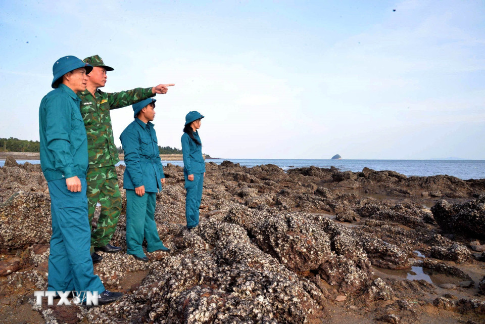 Lực lượng Biên phòng, Quân sự xã thường xuyên tuần tra, kiểm soát đảm bảo an toàn trên đảo Cái Chiên. (Ảnh: Đức Hiếu/TTXVN)