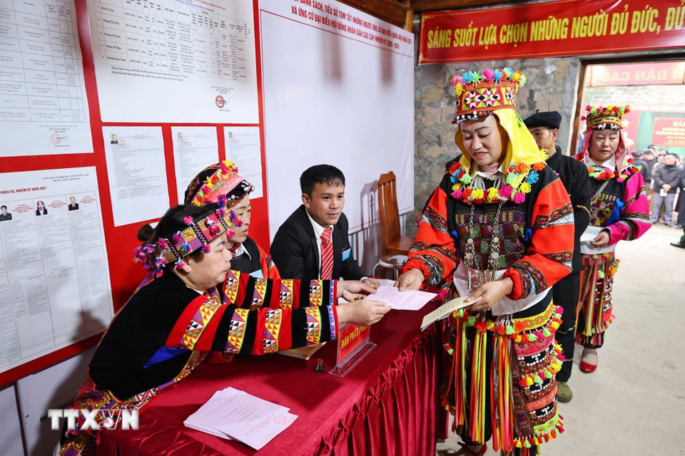 Đồng bào các dân tộc xã Lũng Cú, tỉnh Tuyên Quang - nơi có cột mốc chủ quyền tại Cột cờ Lũng Cú, rộn ràng tham gia bỏ phiếu. (Ảnh: Minh Đức/TTXVN)