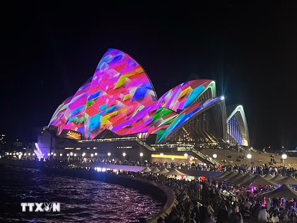 Nhà hát Con Sò ở thành phố Sydney (Australia) rực rỡ sắc màu trong Lễ hội Ánh sáng Vivid Sydney nổi tiếng thế giới. (Ảnh: Thanh Tú/TTXVN)