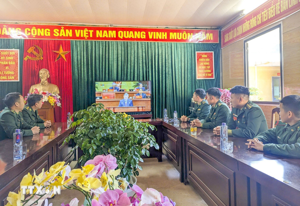 Cán bộ, chiến sỹ Đồn Biên phòng Nậm Nhừ theo dõi phiên khai mạc Đại hội XIV của Đảng được truyền hình trực tiếp. (Ảnh: TTXVN phát)