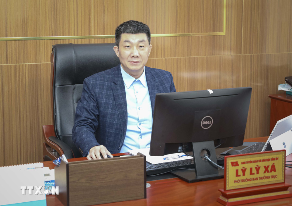 Ông Lỳ Lỳ Xá, Phó Trưởng Ban Thường trực Ban Tuyên giáo và Dân vận Tỉnh ủy Điện Biên trả lời phỏng vấn phóng viên TTXVN về Đại hội XIV của Đảng. (Ảnh: Xuân Tư/TTXVN)