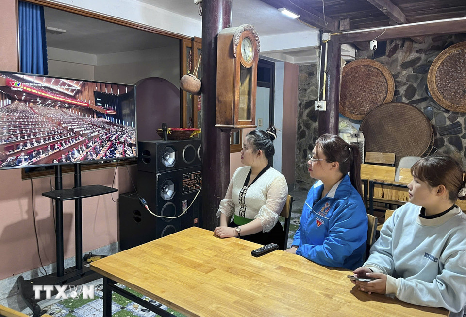 Đoàn viên thanh niên dân tộc thiểu số phường Mường Lay theo dõi truyền hình trực tiếp Đại hội XIV của Đảng qua tivi. (Ảnh: TTXVN phát)