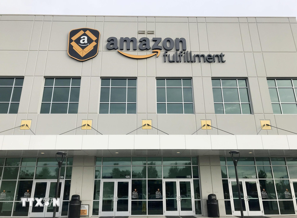 Truyền thông Iran ngày 12/3/2026 đưa tin Lực lượng Vệ binh Cách mạng Hồi giáo Iran (IRGC) đã công bố danh sách các mục tiêu mới trong lĩnh vực công nghệ, bao gồm cả các tập đoàn lớn của Mỹ như Google, Microsoft, Nvidia, IBM, Oracle và Palantir. Trước đó, Iran đã triển khai những cuộc tấn công bằng thiết bị bay không người lái nhằm vào một số trung tâm dữ liệu của Amazon Web Services (AWS) tại Các Tiểu vương quốc Arập Thống nhất (UAE) và Bahrain. Ảnh: Trung tâm dịch vụ của Amazon tại Washington, DC, Mỹ. (Ảnh: Kyodo/TTXVN)