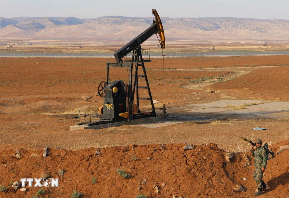 Theo báo cáo thị trường dầu mỏ công bố ngày 12/3/2026, Cơ quan Năng lượng Quốc tế (IEA) cảnh báo việc gián đoạn vận chuyển tàu chở dầu qua eo biển Hormuz có thể khiến sản lượng dầu của các nước Vùng Vịnh giảm mạnh trong tháng này. Nếu tình trạng này kéo dài, thế giới mỗi ngày mất khoảng 7,9 triệu thùng dầu thô và tổng cộng 9,9 triệu thùng nhiên liệu lỏng. Ảnh: Tháp khoan dầu ở Qamishli, tỉnh Hasakah, Syria. (Ảnh: THX/TTXVN)