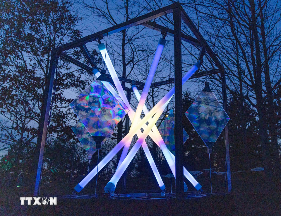 Triển lãm trưng bày các tác phẩm nghệ thuật lung linh sắc màu với chủ đề “Nhịp điệu của Ánh sáng: Chuyển động, Âm thanh và Thời gian”. (Ảnh: THX/TTXVN)