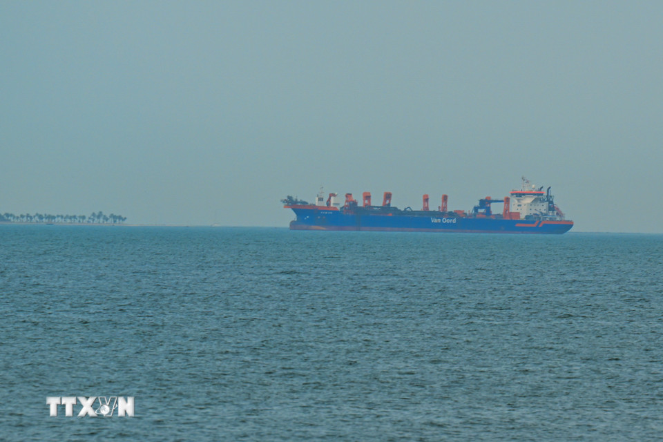 Tàu thương mại neo đậu ngoài khơi bờ biển thành phố Dubai, Các tiểu vương quốc Arab thống nhất, khi hệ thống hàng hải bị gián đoạn tại eo biển Hormuz, ngày 2/3/2026. (Ảnh: AA/TTXVN)