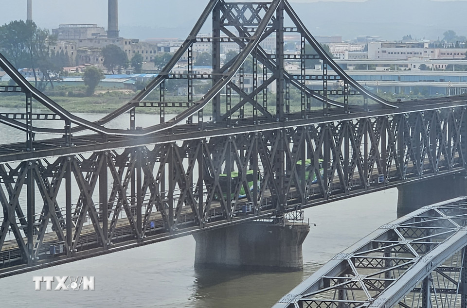 Cây cầu hữu nghị nối thành phố Đan Đông (Trung Quốc) với thành phố Sinuiju (Triều Tiên). (Ảnh: Yonhap/TTXVN)