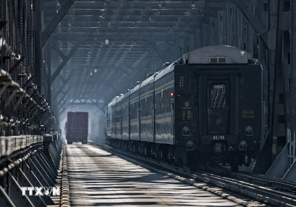 Triều Tiên và Trung Quốc đã nối lại dịch vụ tàu khách quốc tế nối liền các thành phố của hai nước ngày 12/3/2026, lần đầu tiên sau 6 năm bị gián đoạn. Một đoàn tàu chở khách gồm 5 toa đã khởi hành từ thành phố biên giới Đan Đông của Trung Quốc đến Bình Nhưỡng. Tuyến đường sắt chở khách Đan Đông - Bình Nhưỡng sẽ hoạt động hàng ngày theo cả hai chiều. Ảnh: Đoàn tàu chở khách từ thành phố Đan Đông (Trung Quốc) tới Bình Nhưỡng (Triều Tiên) ngày 12/3/2026. (Ảnh: THX/TTXVN)