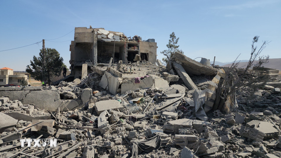 Quân đội Israel cho biết đã bắt đầu đợt tấn công mới có quy mô lớn nhằm khu vực phía Nam thủ đô Beirut (Liban) và Iran đêm 11/3 và rạng sáng 12/3/2026, sau khi còi báo động được kích hoạt trên khắp Israel cảnh báo các cuộc tập kích tên lửa từ Iran. Ảnh: Cảnh đổ nát sau cuộc không kích của Israel tại Ansar, Liban. (Ảnh: THX/TTXVN)