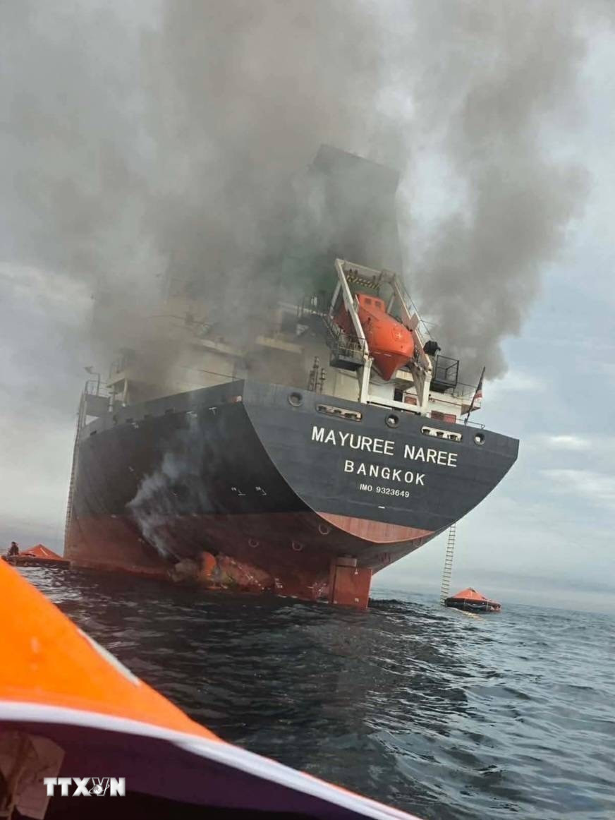 Tàu chở hàng Mayruree Naree đăng ký tại Thái Lan bị tấn công ở khu vực eo biển Hormuz ngày 11/3/2026. (Ảnh: THX/TTXVN)
