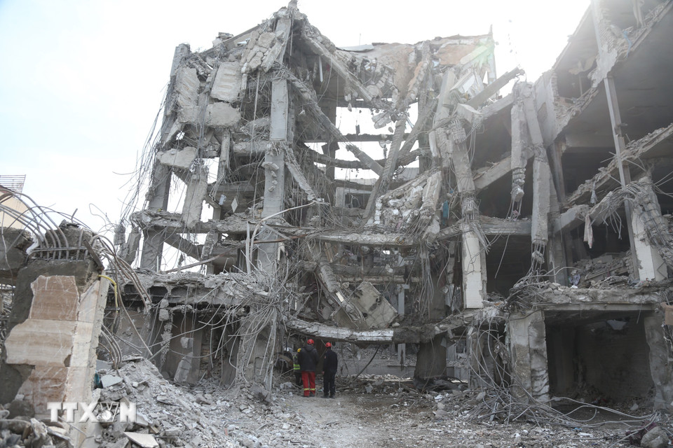 Tòa nhà bị phá hủy sau cuộc không kích của Israel tại Tehran, Iran. (Ảnh: THX/TTXVN)