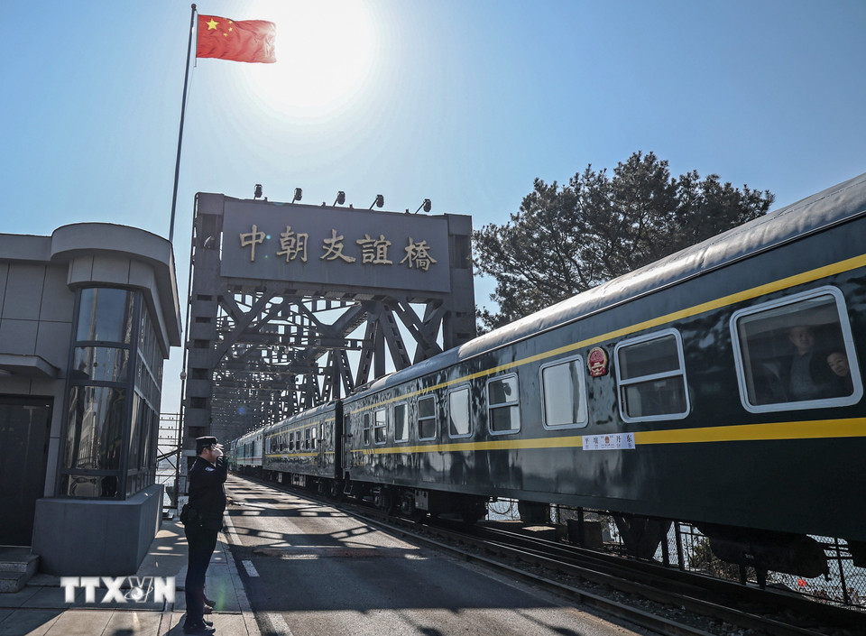 Tàu chở khách từ thành phố Đan Đông (Trung Quốc) tới Bình Nhưỡng (Triều Tiên) di chuyển qua cây cầu biên giới ở Đan Đông, tỉnh Liêu Ninh, Trung Quốc. (Ảnh: THX/TTXVN)