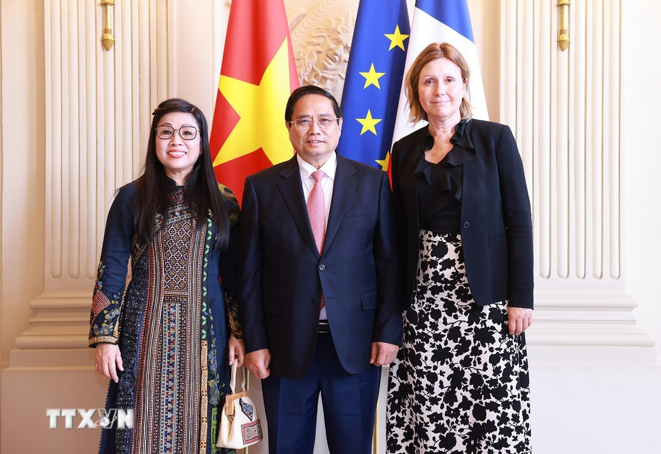 Chủ tịch Quốc hội Pháp Yael Braun-Pivet đón Thủ tướng Phạm Minh Chính và Phu nhân. (Ảnh: Dương Giang/TTXVN)