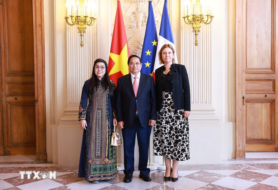 Chủ tịch Quốc hội Pháp Yael Braun-Pivet đón Thủ tướng Phạm Minh Chính và Phu nhân. (Ảnh: Dương Giang/TTXVN)