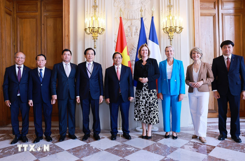 Thủ tướng Phạm Minh Chính và Chủ tịch Quốc hội Pháp Yael Braun-Pivet cùng thành viên đoàn hai nước. (Ảnh: Dương Giang/TTXVN)