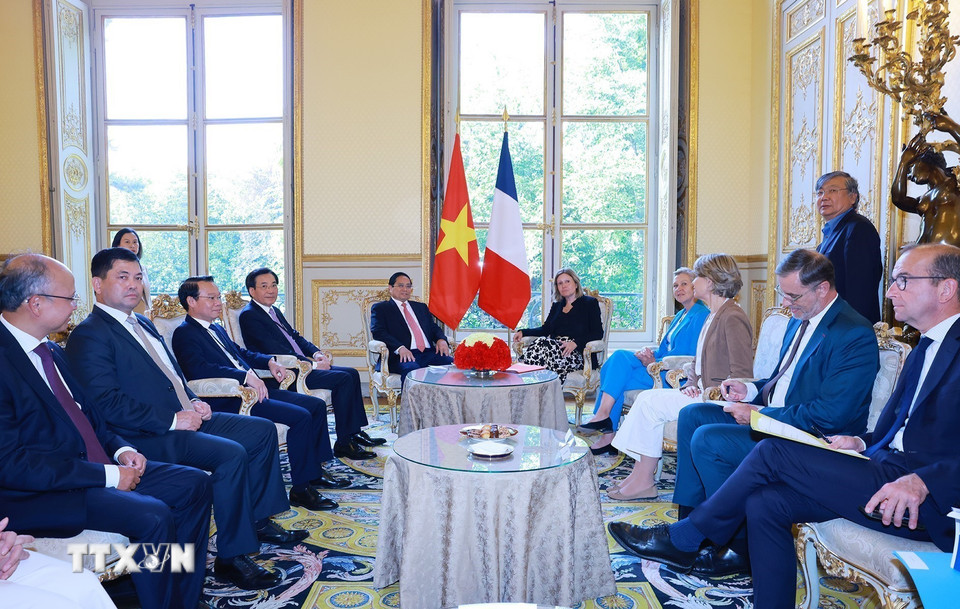 Thủ tướng Phạm Minh Chính hội kiến Chủ tịch Quốc hội Pháp Yael Braun-Pivet. (Ảnh: Dương Giang/TTXVN)