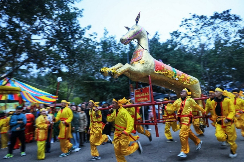 Các chàng trai Thôn Phù Mã, xã Phù Linh dâng kiệu Ngựa sắt. (Ảnh: Tuấn Anh/TTXVN)