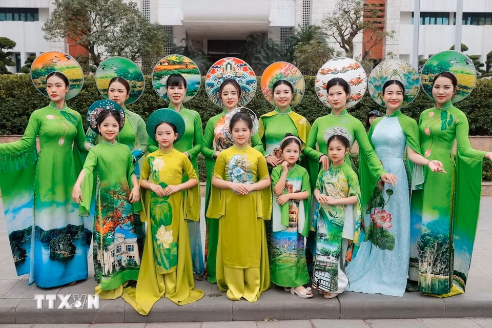 Vẻ đẹp truyền thống của tà áo dài, góp phần quảng bá hình ảnh phụ nữ Việt Nam. (Ảnh: Minh Quyết/TTXVN)