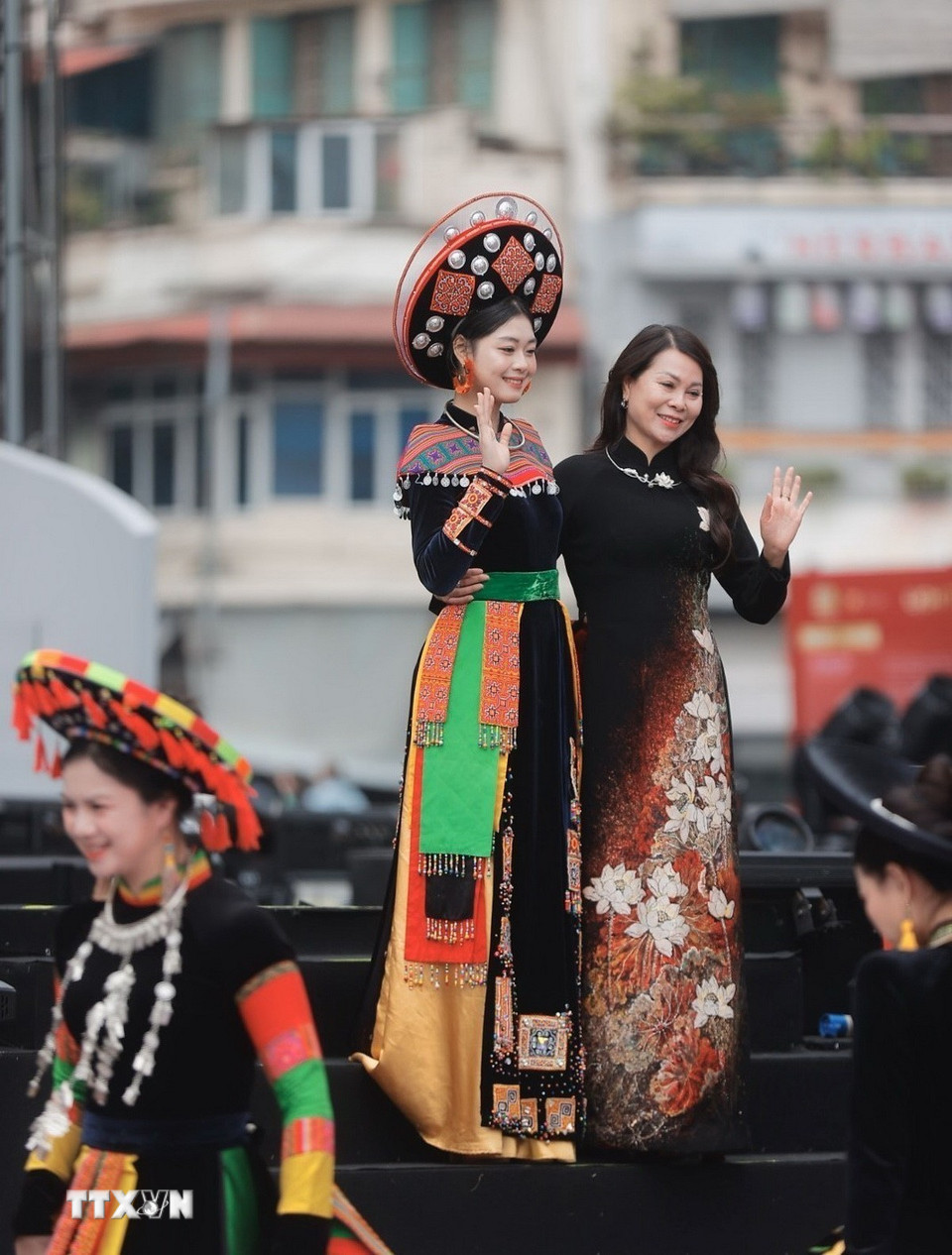 Những tà áo dài duyên dáng ngày 8/3. (Ảnh: Minh Quyết/TTXVN)