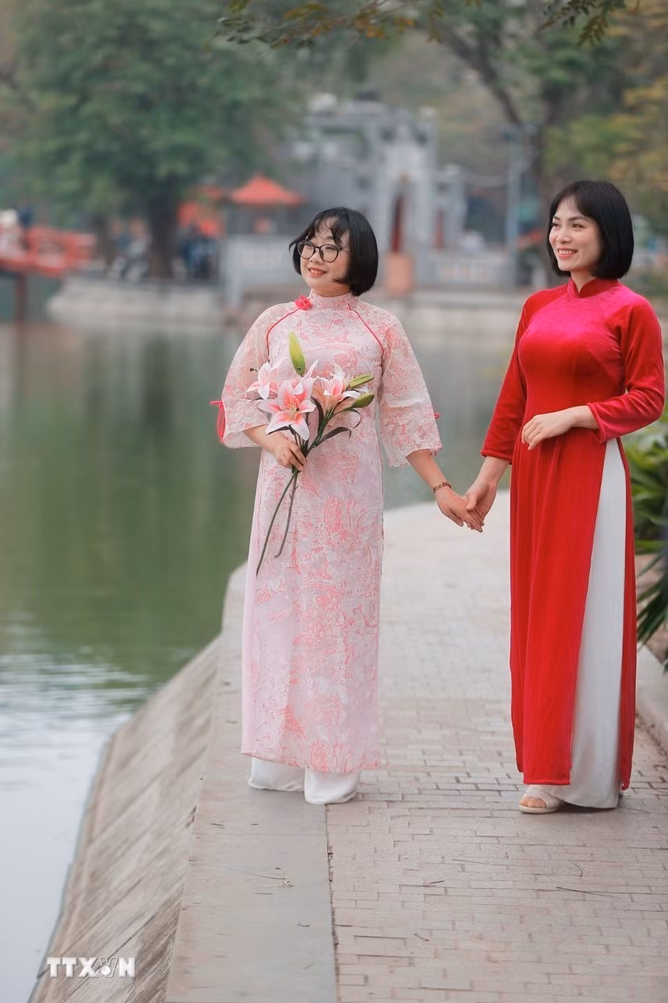 Cùng lưu lại những khoảnh khắc trong Ngày Quốc tế Phụ nữ 8/3. (Ảnh: Minh Quyết/TTXVN)