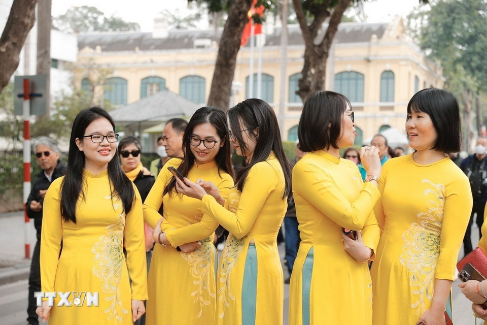 Vẻ đẹp truyền thống của tà áo dài, góp phần quảng bá hình ảnh phụ nữ Việt Nam. (Ảnh: Minh Quyết/TTXVN)