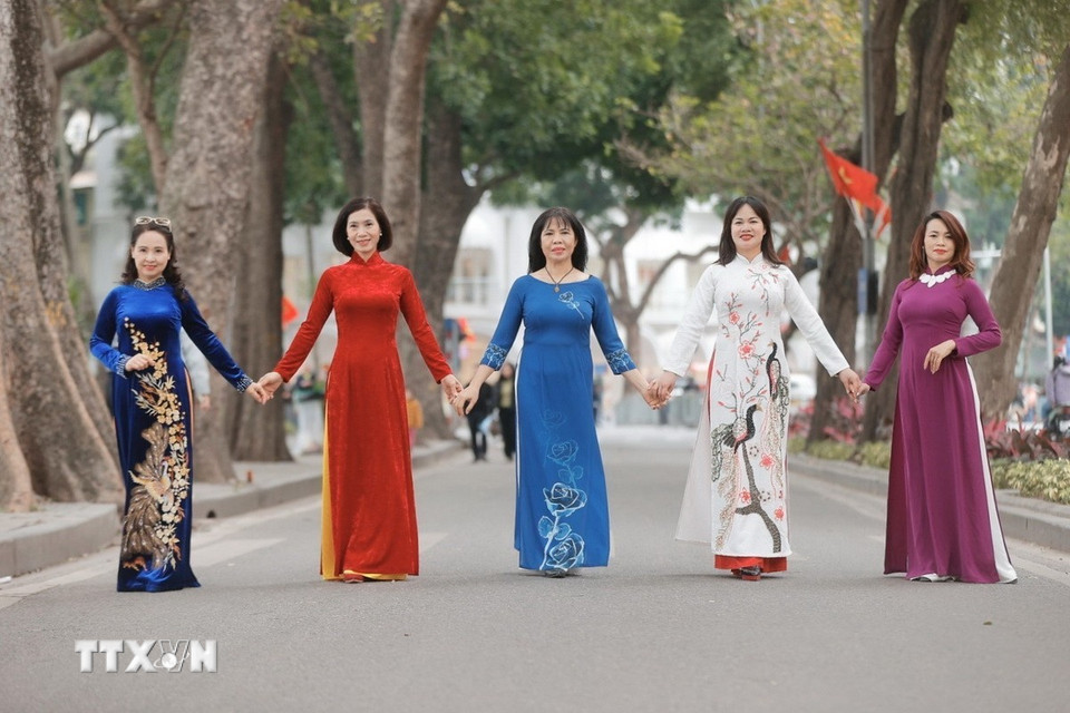 Vẻ đẹp truyền thống của tà áo dài, góp phần quảng bá hình ảnh phụ nữ Việt Nam. (Ảnh: Minh Quyết/TTXVN)