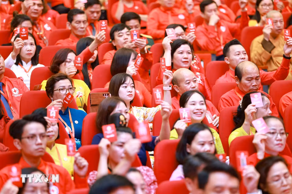 Đại biểu dự đại hội tham gia biểu quyết. (Ảnh: Thanh Tùng/TTXVN)