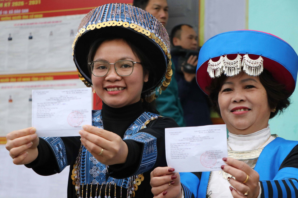 Cử tri vui vẻ đi bỏ phiếu tại tổ bầu cử số 4 bản Hợp 2, xã Dào San. (Ảnh: Nguyễn Oanh/TTXVN)