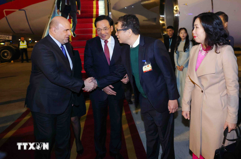 Đại sứ Việt Nam tại Nga Đặng Minh Khôi đón Thủ tướng Chính phủ Liên bang Nga Mikhail Vladimirovich Mishustin tại sân bay quốc tế Nội Bài, Hà Nội. (Ảnh: Phạm Kiên/TTXVN)