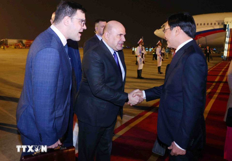 Thủ tướng Chính phủ Liên bang Nga Mikhail Vladimirovich Mishustin tới sân bay quốc tế Nội Bài, Hà Nội, bắt đầu chuyến thăm chính thức Việt Nam. (Ảnh: Phạm Kiên/TTXVN)