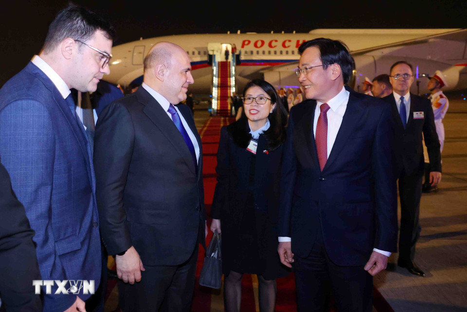 Bộ trưởng, Chủ nhiệm Văn phòng Chính phủ Trần Văn Sơn đón Thủ tướng Chính phủ Liên bang Nga Mikhail Vladimirovich Mishustin tại sân bay quốc tế Nội Bài, Hà Nội. (Ảnh: Phạm Kiên/TTXVN)