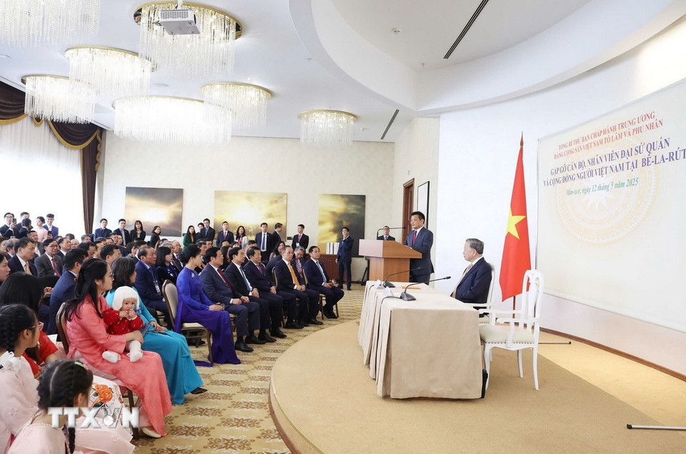 Tổng Bí thư Tô Lâm nói chuyện thân mật với cán bộ, nhân viên Đại sứ quán và đại diện cộng đồng người Việt tại Belarus. (Ảnh: Thống Nhất/TTXVN)