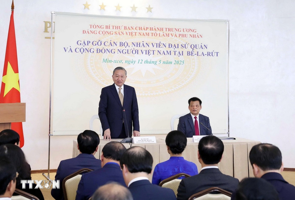 Tổng Bí thư Tô Lâm nói chuyện thân mật với cán bộ, nhân viên Đại sứ quán và đại diện cộng đồng người Việt tại Belarus. (Ảnh: Thống Nhất/TTXVN)